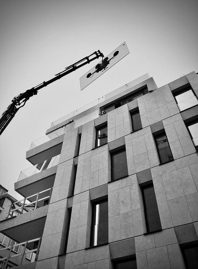 Arte Vista - hedendaagse residentie tijdens afwerking, betonnen gevel met doorlopende glazen balustrades