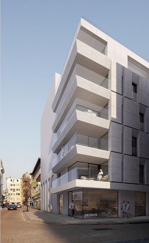 Residentie Savoye - natuurstenen gevel op de hoek van het Wapenplein met doorlopende glazen balustrades, Oostende